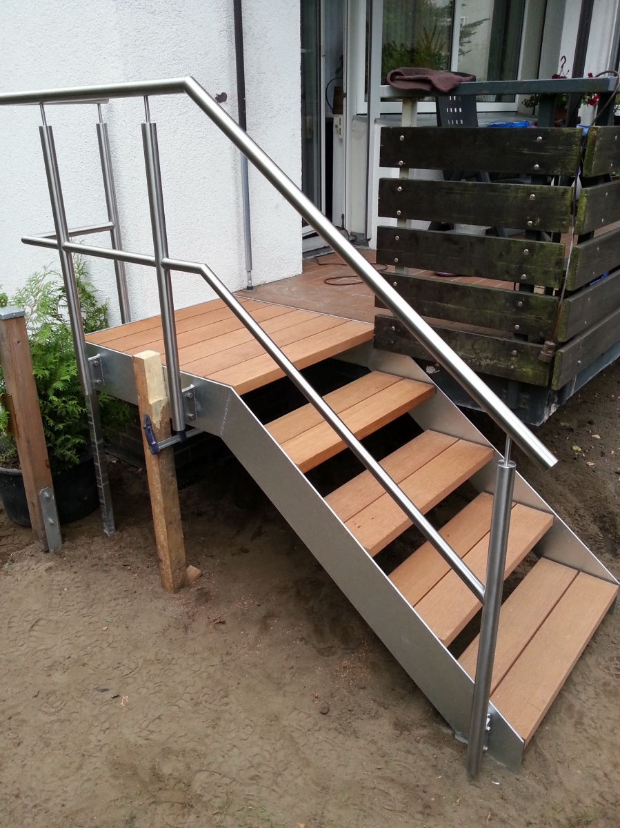 Stahltreppe mit Holzstufen